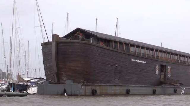 Replica ark van Noach losgeslagen bij Urk