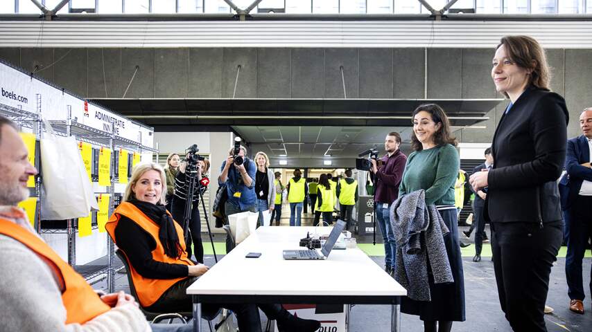 Hoge opkomst volgens minister een van de redenen voor trage telling stemmen