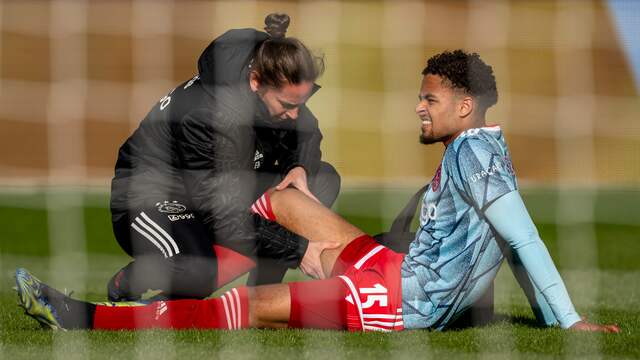 Devyne Rensch wordt behandelt aan zijn hamstring.
