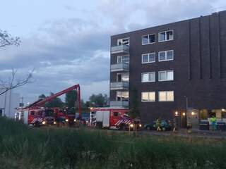 Twee zwaargewonden door explosie en brand in flat in Arnhem