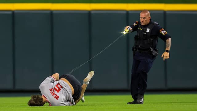 Politie tasert honkbalfan in vol stadion in Cincinnati