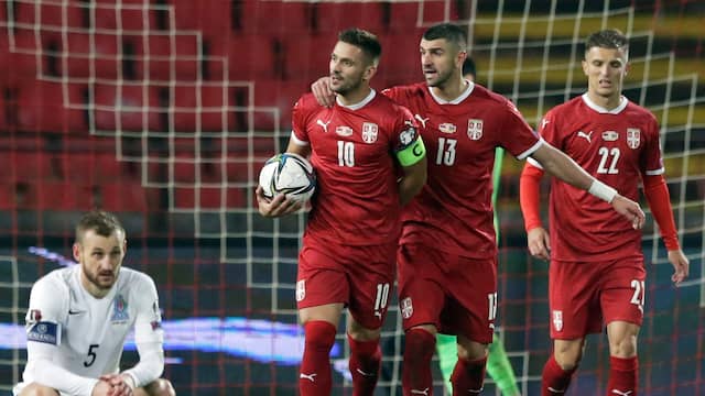 Dusan Tadic (nummer tien) viert zijn treffer tegen Azerbeidzjan.