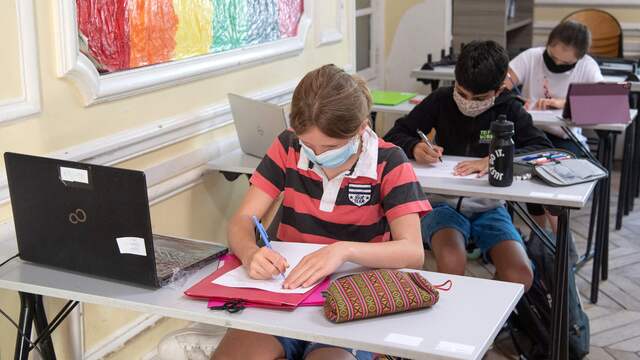 Werk of zit jij op de middelbare school? Vertel over de coronaregels daar