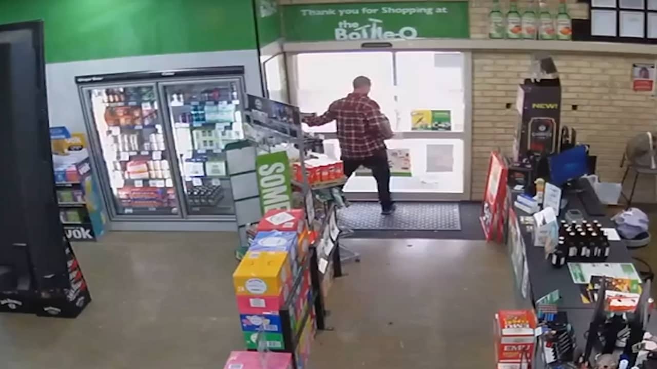 Beeld uit video: Australische winkelier sluit 'klant' in en voorkomt diefstal