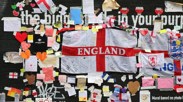 Fans van Marcus Rashford versierden zijn vernielde muurschildering met steunbetuigingen.