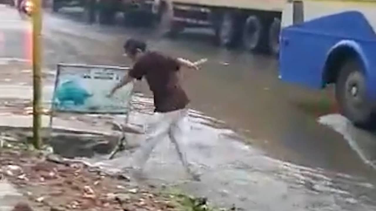 Beeld uit video: Man verliest evenwicht en valt in riool in India