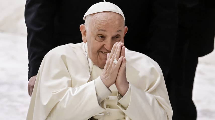 Paus verlaat Rome voor het eerst in maanden voor bezoek aan gevangenis