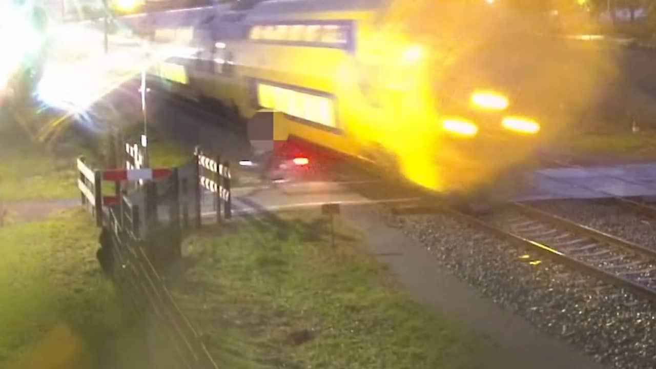 ProRail toont opnieuw beelden van fietser die aan dood ontsnapt