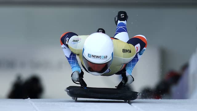 Kimberly Bos springt op haar slee bij de wereldbekerwedstrijd in Winterberg.