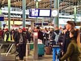 Op station Schiphol Airport is het erg druk door de chaos op het spoor rond Amsterdam. 