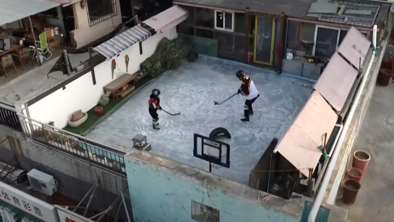 Beeld uit video: Chinese man in lockdown bouwt ijsbaan op zijn balkon