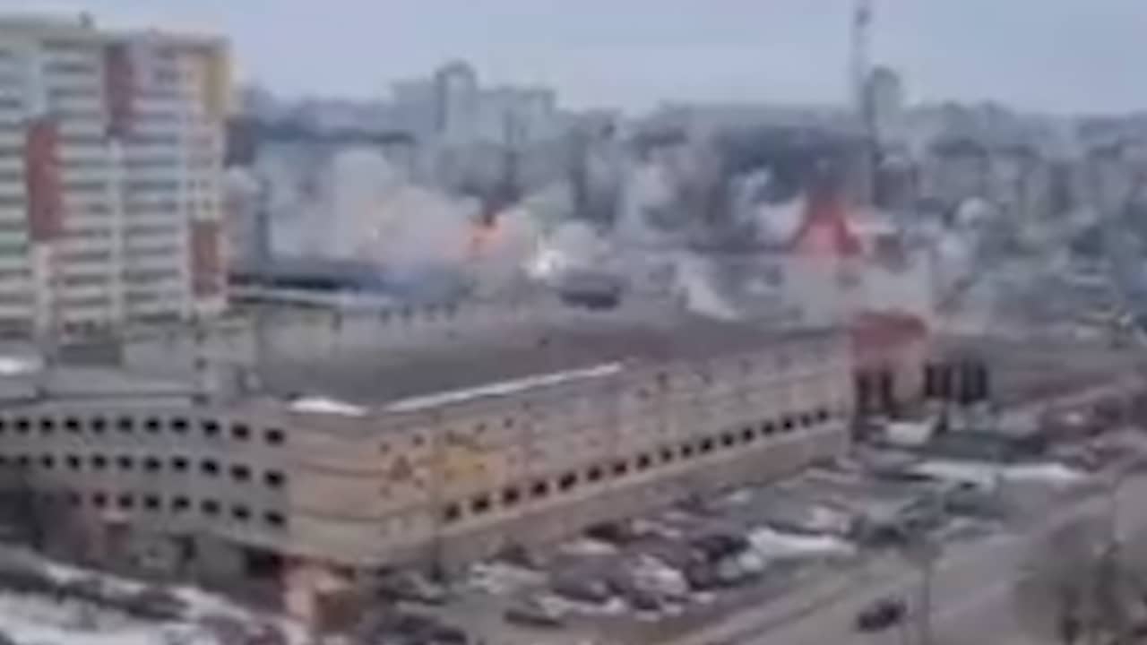 Beeld uit video: Rusland bestookt Kharkiv massaal met raketten
