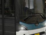 Stadsbus rijdt zich vast in nat gras in Delft, tramverkeer gestremd