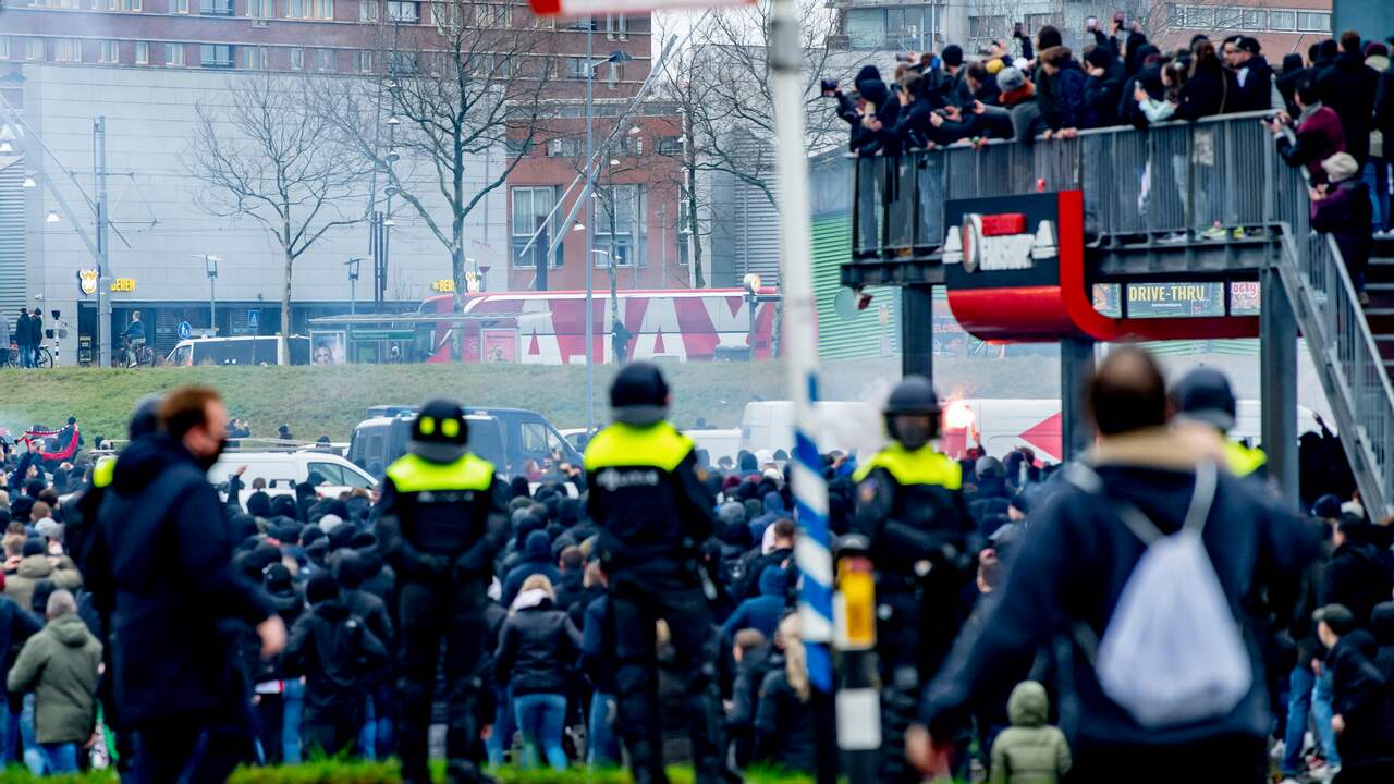 Beeld uit video: Tadic lacht om vraag over ontvangst Feyenoord-fans: 'Ik vond het mooi'