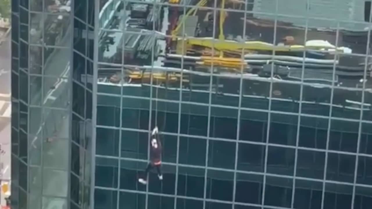 Beeld uit video: Bouwvakker hangt aan hijskraan in Toronto