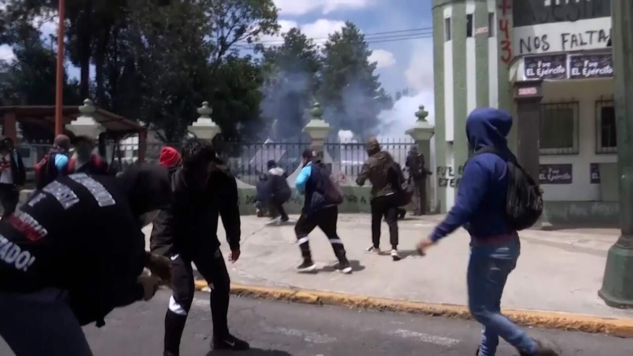 Beeld uit video: Rellen bij betoging voor in 2014 verdwenen Mexicaanse studenten
