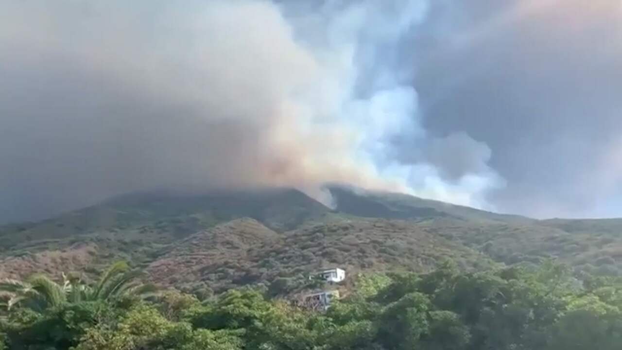 Italiaanse vulkaan spuwt as 3 kilometer de lucht in