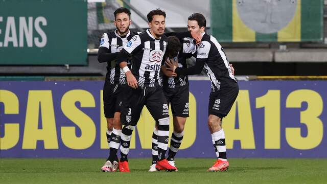 De spelers van Heracles Almelo vieren een doelpunt tegen ADO Den haag.