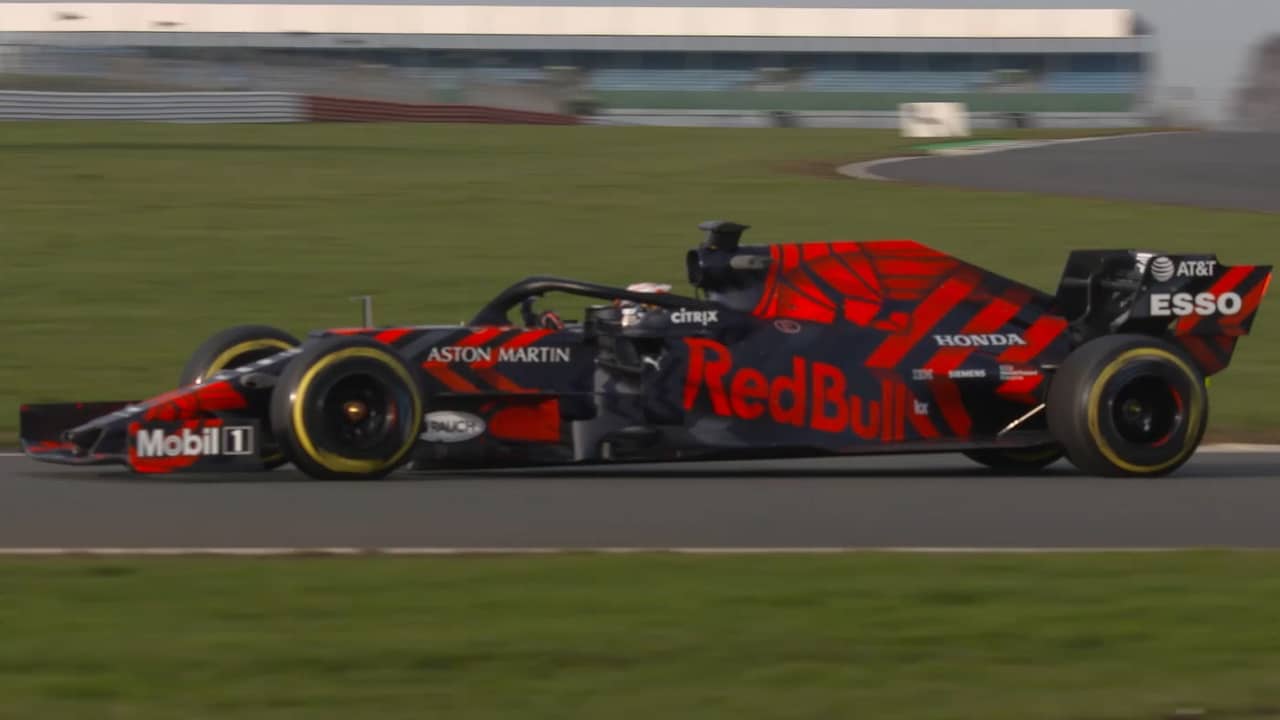 Beeld uit video: Verstappen rijdt eerste ronden in nieuwe Red Bull