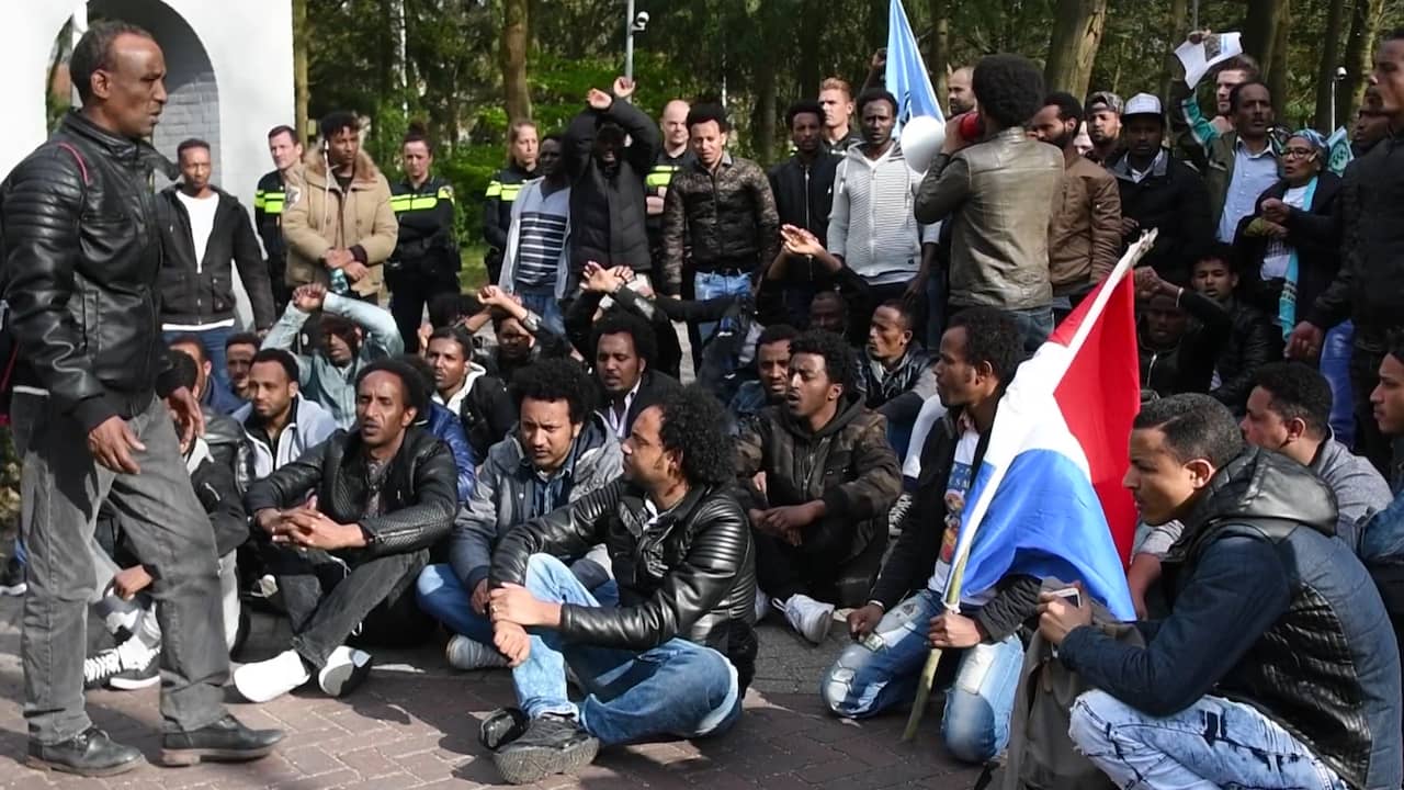 Beeld uit video: Tientallen Eritreërs scanderen leuzen in Veldhoven