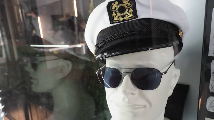 Witte kapiteinspet Hugh Hefner voor 19.000 dollar geveild in Los Angeles