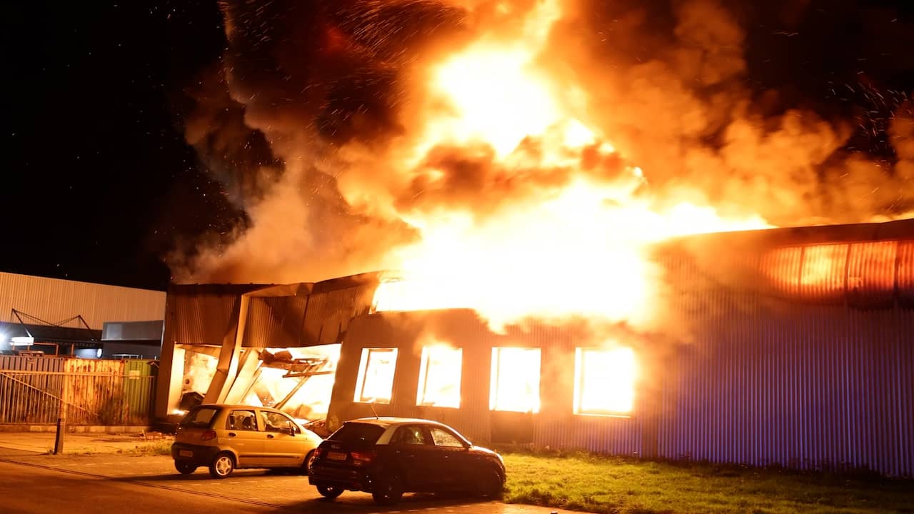 Beeld uit video: Enorme brand verwoest elektronicazaak in Zwanenburg