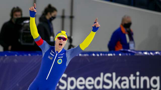 Nils van der Poel juicht na zijn wereldrecord op de 10.000 meter in Thialf.