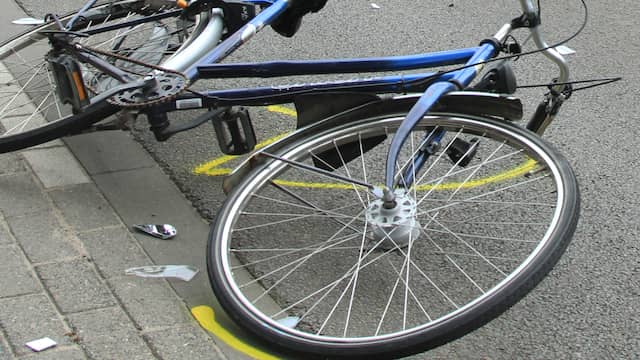 Fietser gewond bij aanrijding. Fietser gewond bij aanrijding.
