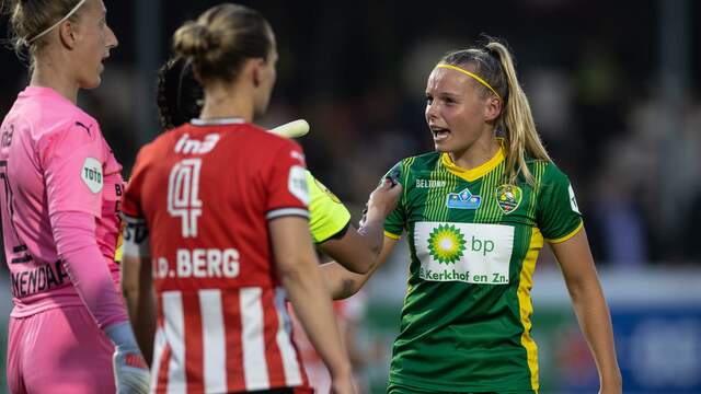 PSV-speelsters Sari van Veenendaal en Mandy van den Berg in discussie met Jaimy Ravensbergen van ADO Den Haag.