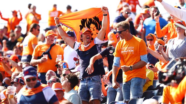 De poleposition van de Nederlander leidde tot uitzinnige taferelen op de tribunes, waar 70.000 toeschouwers zaten.