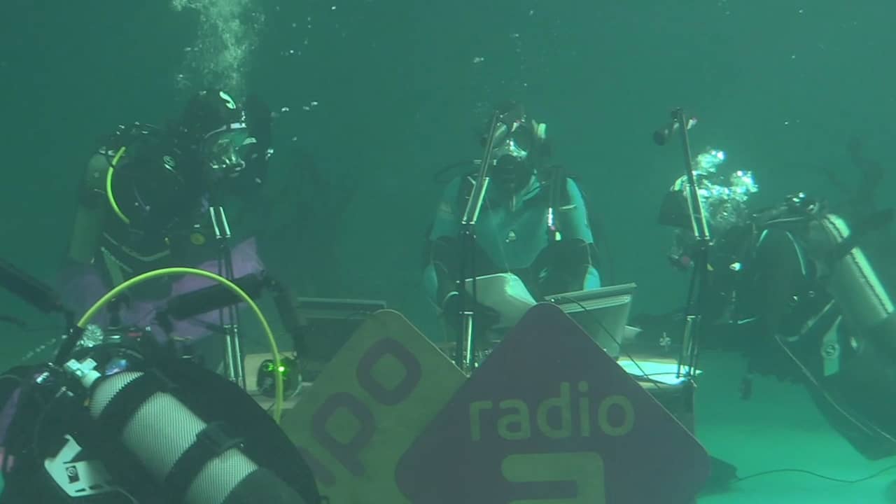 Ruud de Wild presenteert radioprogramma onder water