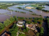Een drone laat de ongekende impact zien van de overstromingen in Limburg. Ook Kasteel Daelenbroeck nabij Herkenbosch liep grote schade op.