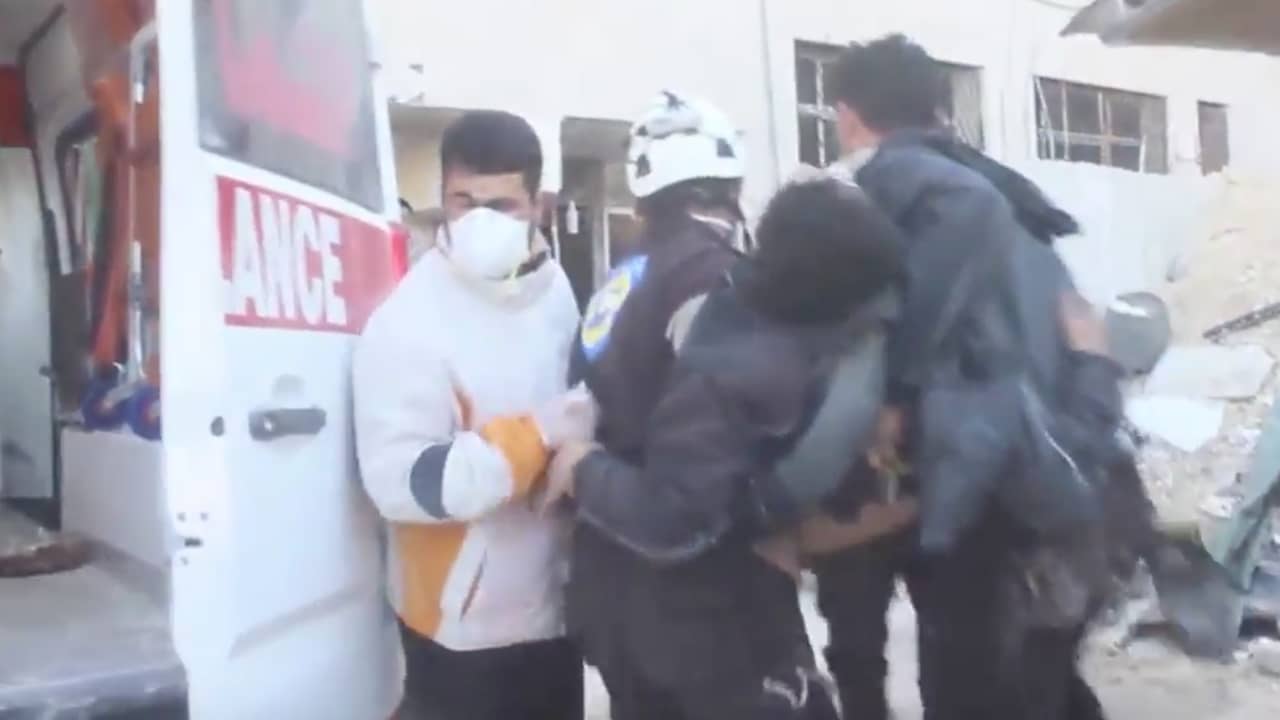 Beeld uit video: Hulpdiensten draaien overuren na dodelijke gifgasaanval Syrië