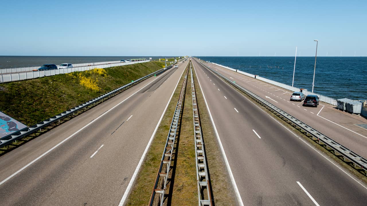 Traffic Accident Leaves Five Injured on Afsluitdijk, A7 Closed for Investigation