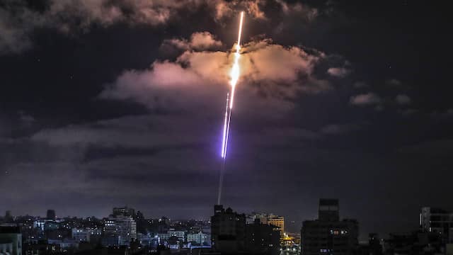Een raket is boven Gaza-Stad onderweg naar Israël.