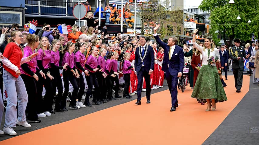Live Koningsdag | Jarige Willem-Alexander en familie lopen door Emmen