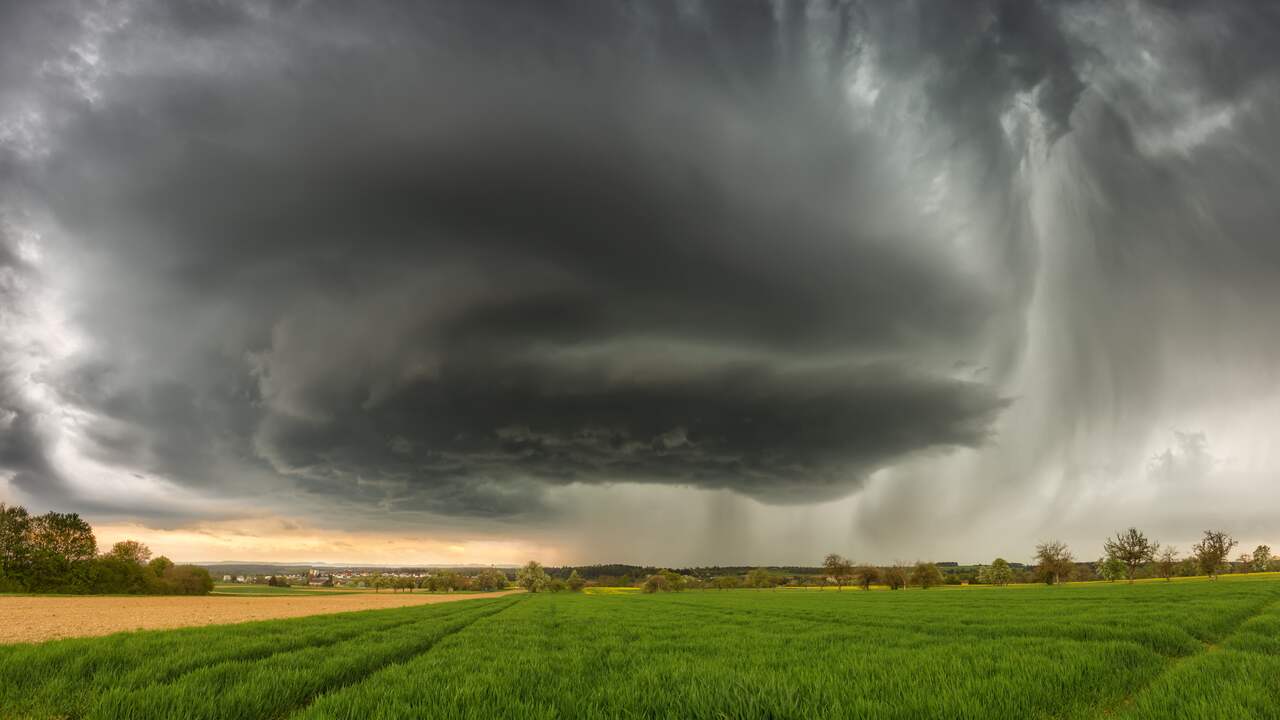 Bijzondere donderwolken bij onweer in Duitsland. Ze worden ook wel een supercell genoemd. Het gaat om de meest extreme vorm van onweer die bestaat, waarbij onder meer kans is op tornadovorming.