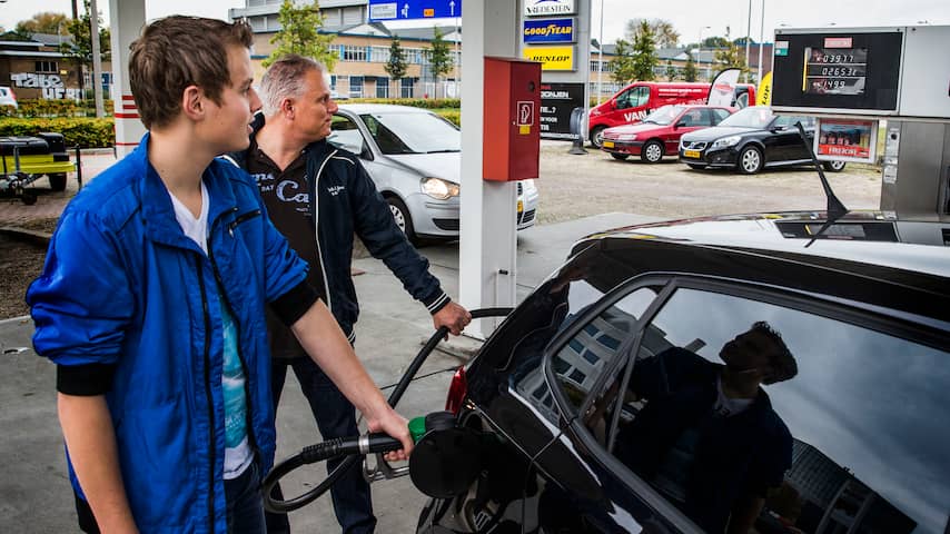 Benzine Werd Binnen Een Maand 10 Cent Duurder: Een Liter Kost Nu 2,10 ...