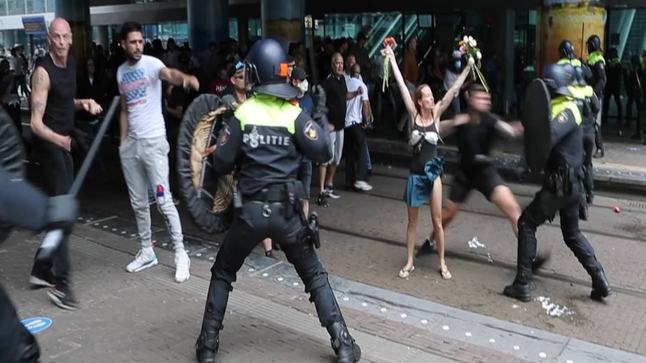 Beeld uit video: Relschoppers slaags met ME in Den Haag