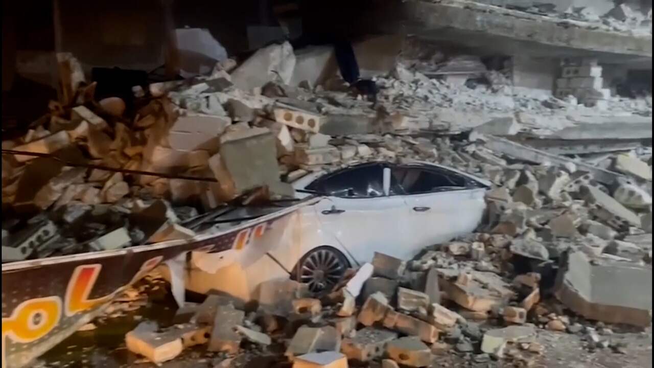 Beeld uit video: Dodelijke aardbeving legt straten in Turkije en Syrië in puin