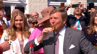 Koning Willem-Alexander proost op zijn verjaardag