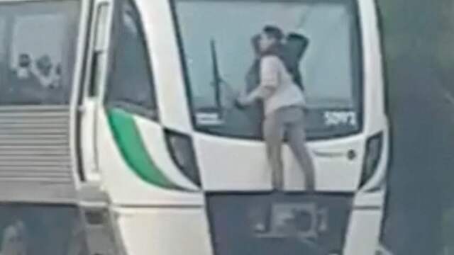 Man houdt zich vast aan ruitenwisser van rijdende trein in Perth