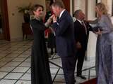 Koning Willem-Alexander kust de hand van koningin Rania van Jordanië bij aankomst in het paleis waar het huwelijk van de kroonprins van Jordanië voltrekt.