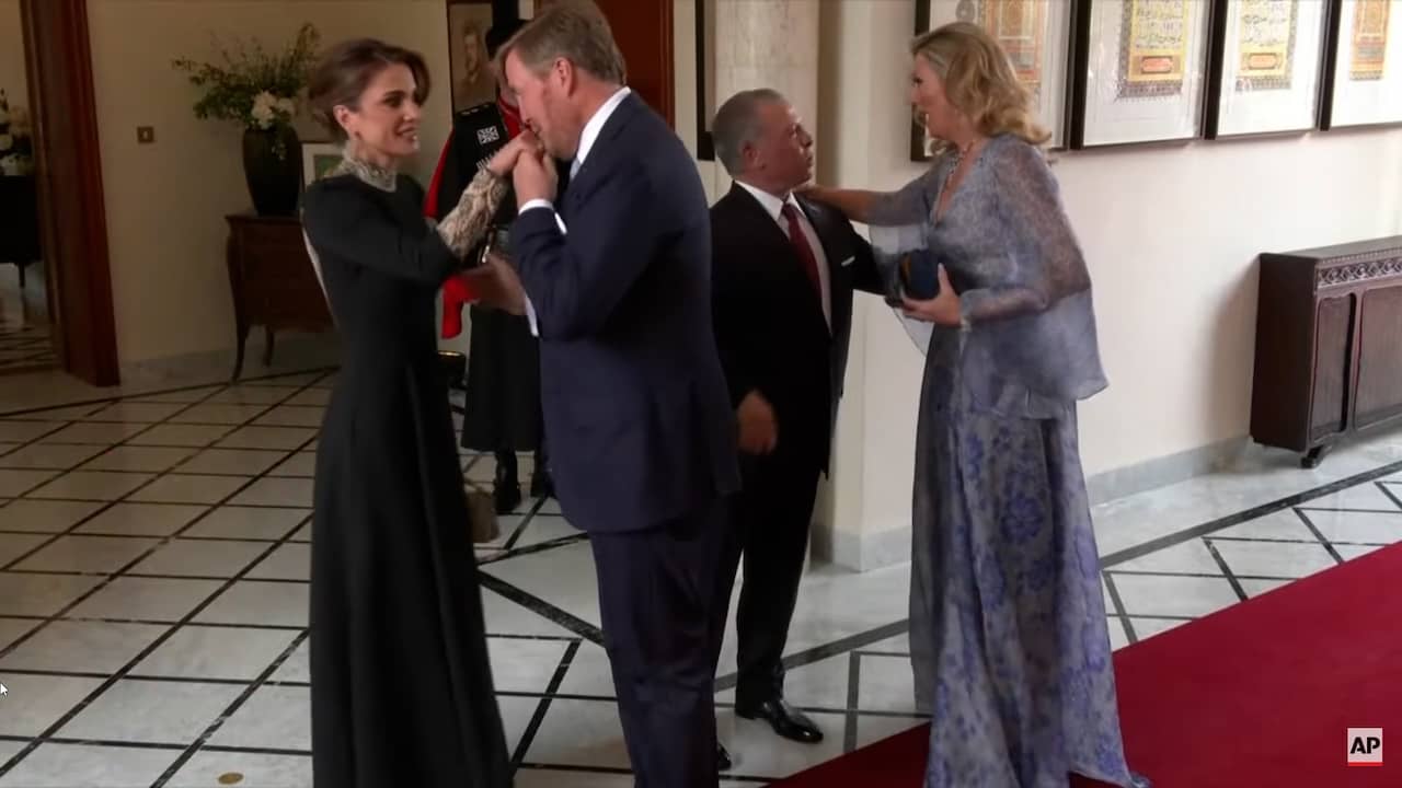 Beeld uit video: Willem-Alexander en Máxima op eerste rij bij huwelijk Jordaanse kroonprins