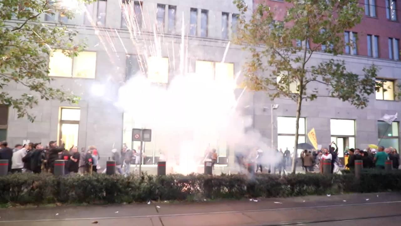 Beeld uit video: Politie grijpt in bij lawaaiprotest tijdens coronapersconferentie