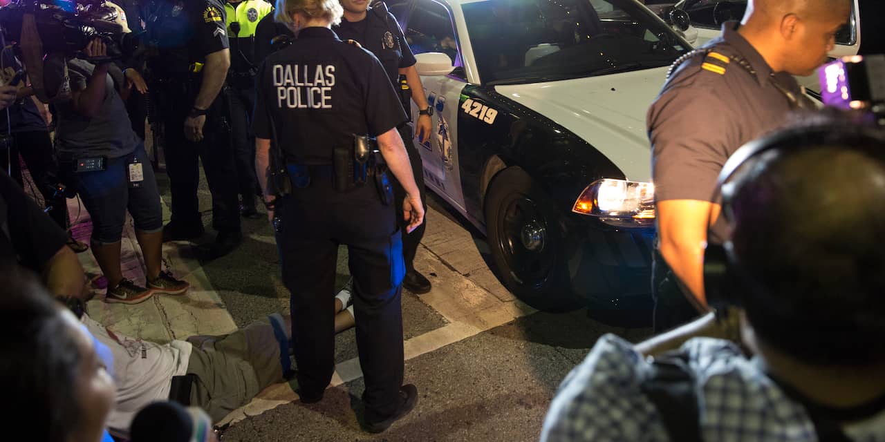 In beeld: Agenten gedood bij protesten in Dallas