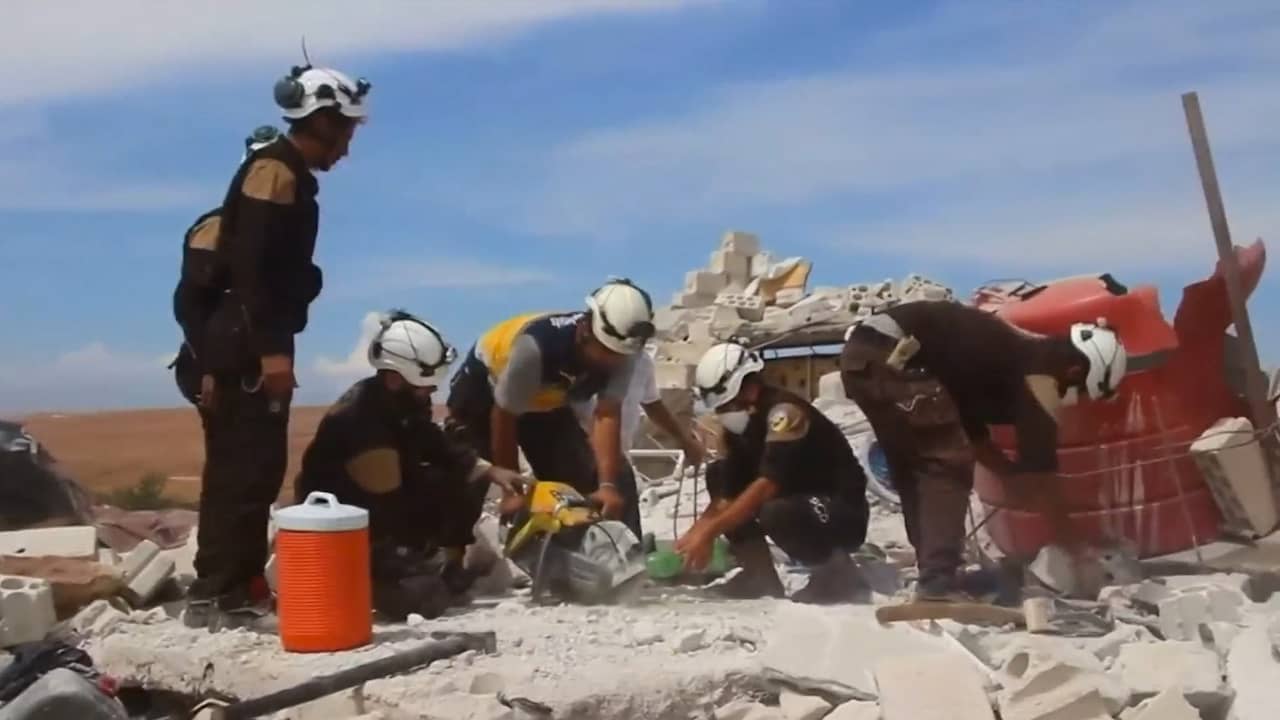 Beeld uit video: Hulpverleners redden vrouw uit gebombardeerde woning Syrië