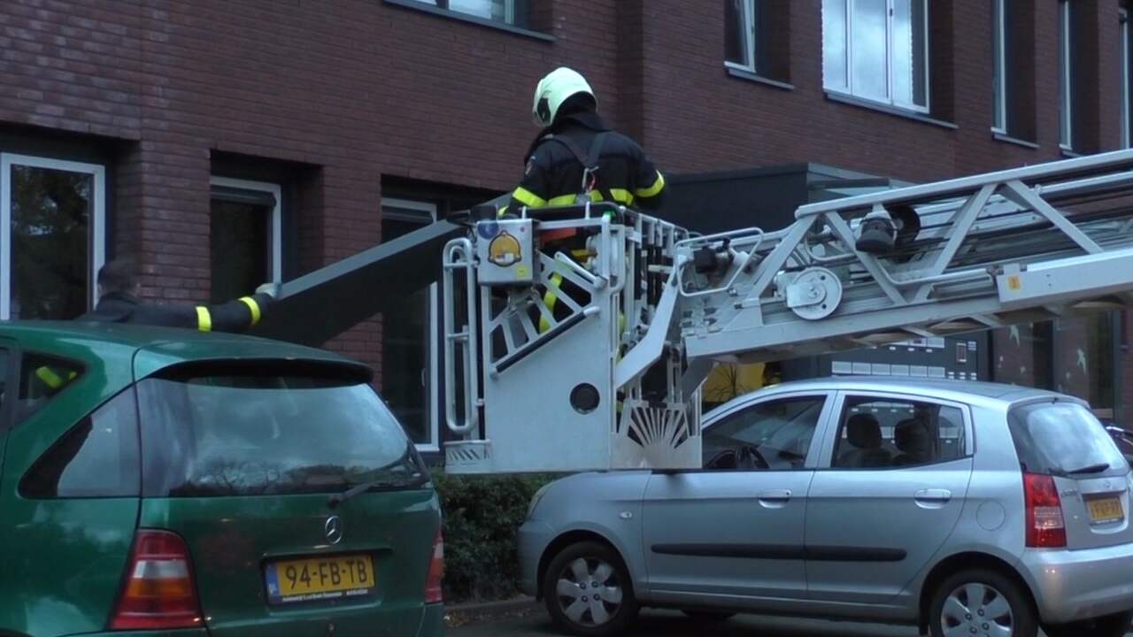Beeld uit video: Brandweer rukt uit voor losgekomen dakdelen