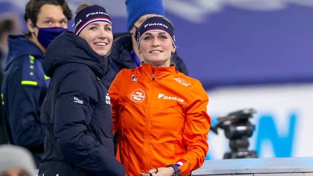 Irene Schouten en Carlijn Achtereekte kijken gespannen toe tijdens de laatste ritten.