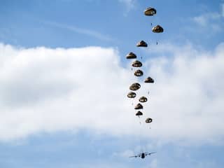 Nederlandse militair raakt gewond bij botsing tijdens parachutesprong in België
